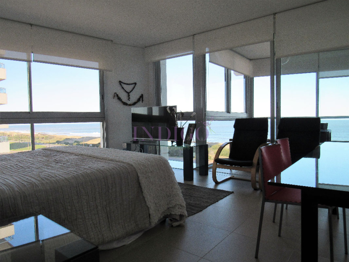 Apartamento Ref.116 - Torre Le Parc está ubicada en Rambla Lorenzo Batlle Pacheco y Av. Roosevelt, en primera línea frente al mar.
