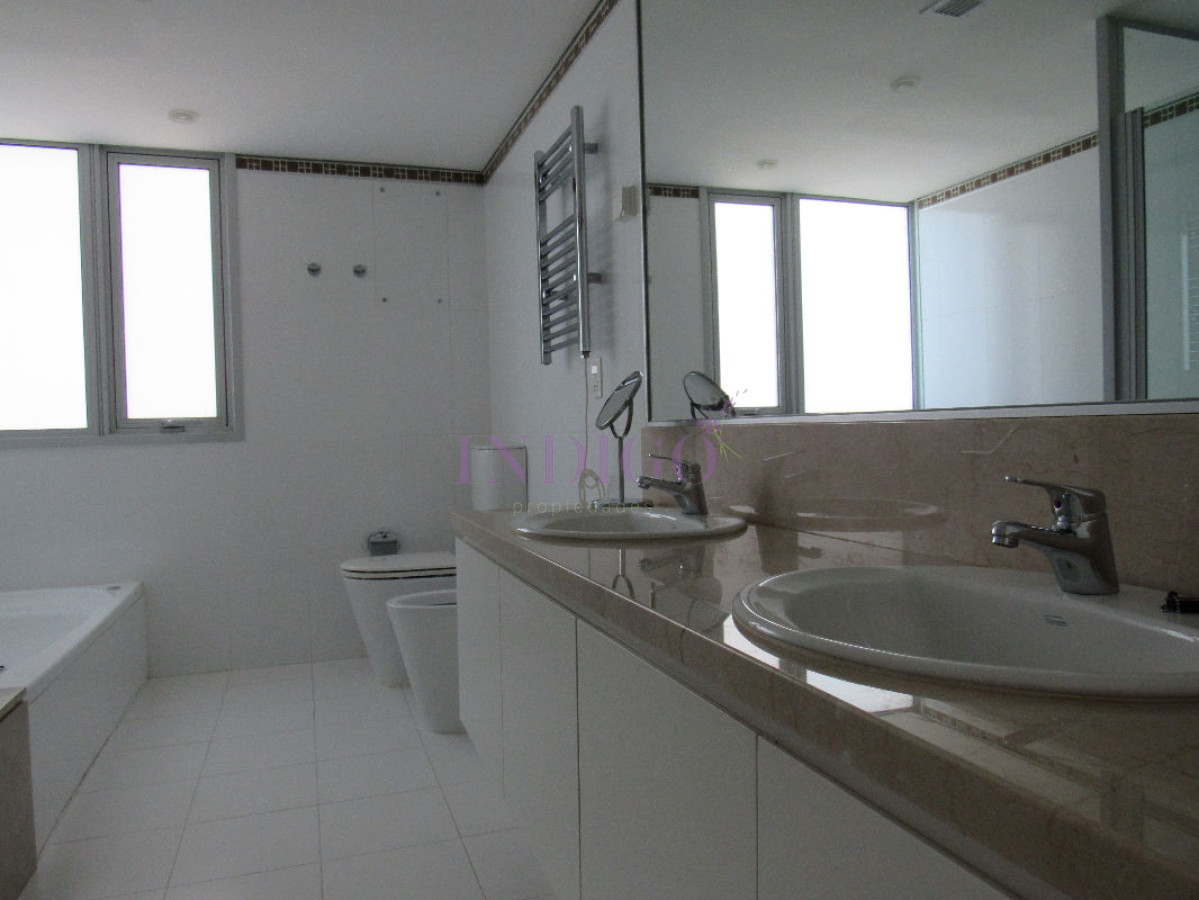 Apartamento Ref.116 - Torre Le Parc está ubicada en Rambla Lorenzo Batlle Pacheco y Av. Roosevelt, en primera línea frente al mar.