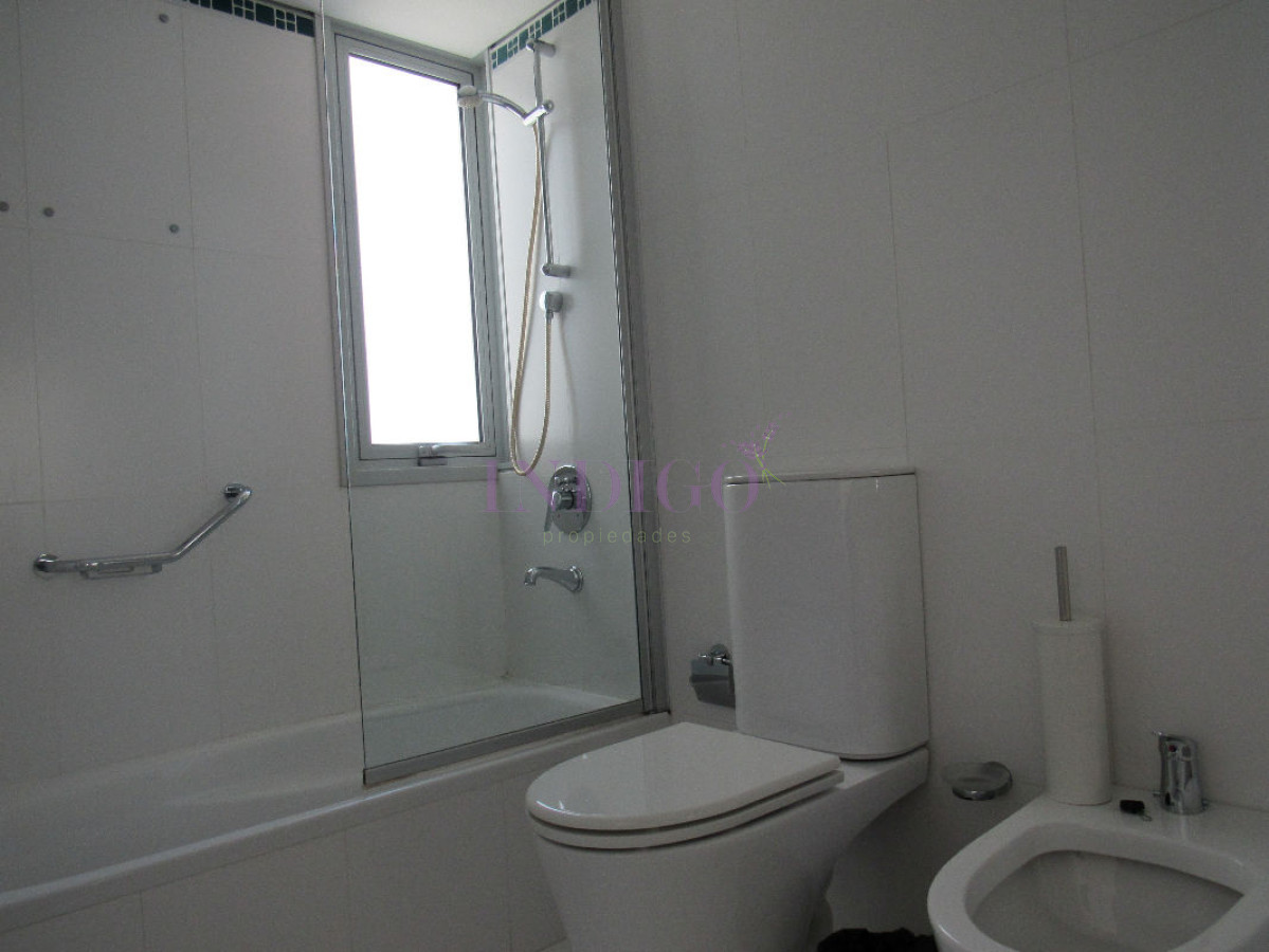 Apartamento Ref.116 - Torre Le Parc está ubicada en Rambla Lorenzo Batlle Pacheco y Av. Roosevelt, en primera línea frente al mar.