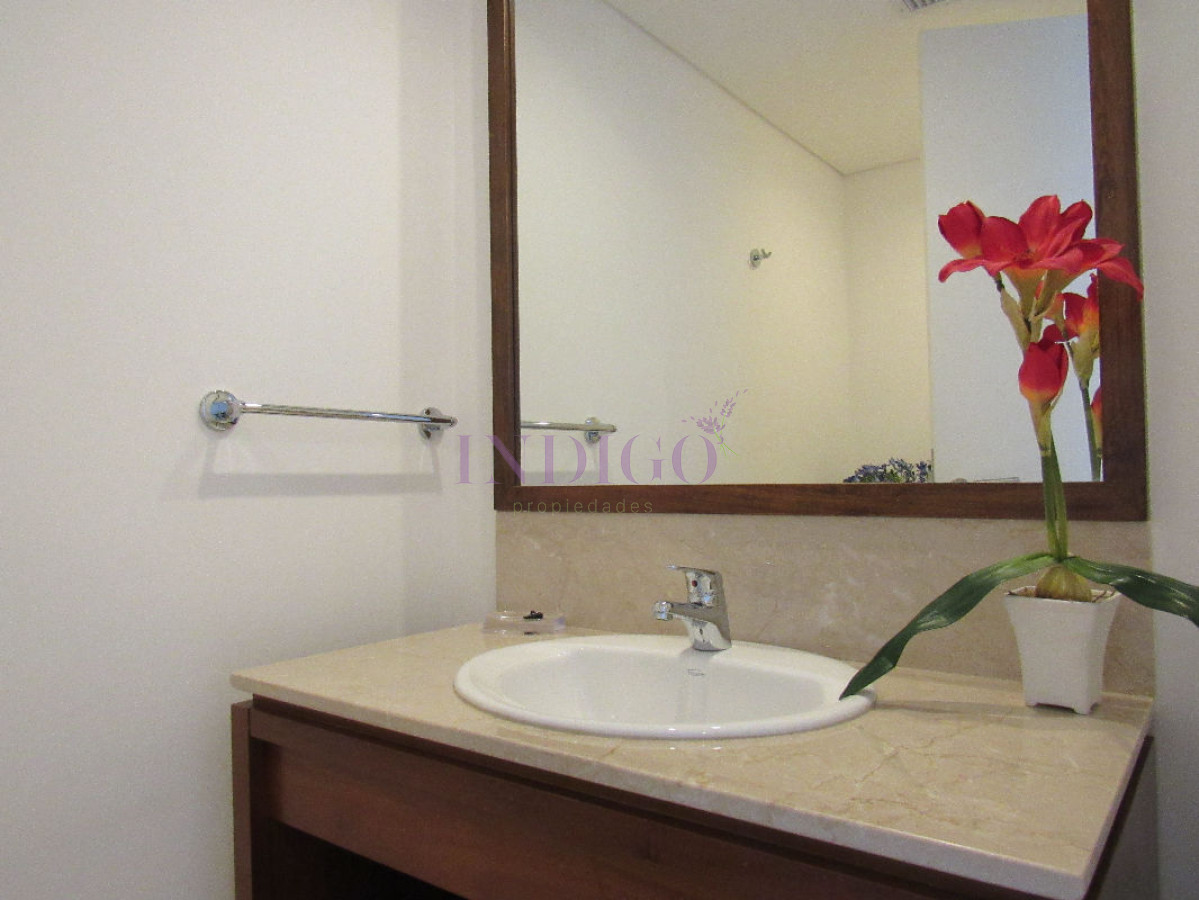 Apartamento Ref.116 - Torre Le Parc está ubicada en Rambla Lorenzo Batlle Pacheco y Av. Roosevelt, en primera línea frente al mar.