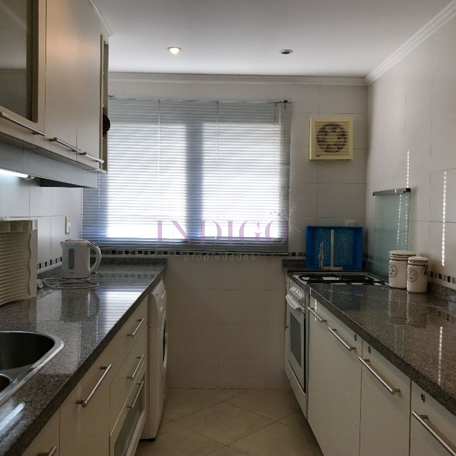 Apartamento Ref.150 -  En alquiler, Playa  Brava, 3 dormitorios, primera fila .