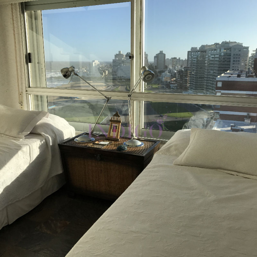 Apartamento Ref.150 -  En alquiler, Playa  Brava, 3 dormitorios, primera fila .