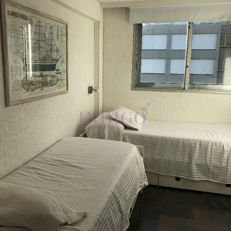 Apartamento Ref.150 -  En alquiler, Playa  Brava, 3 dormitorios, primera fila .