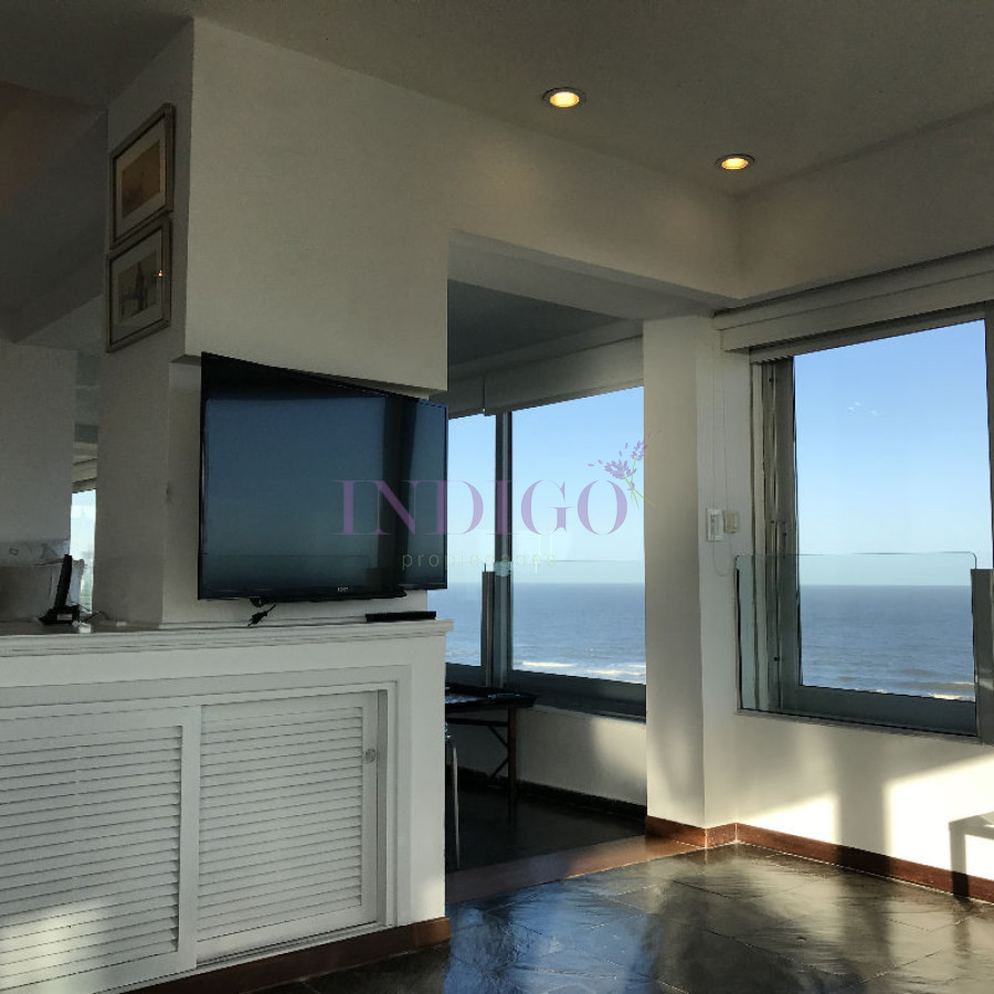 Apartamento Ref.150 -  En alquiler, Playa  Brava, 3 dormitorios, primera fila .