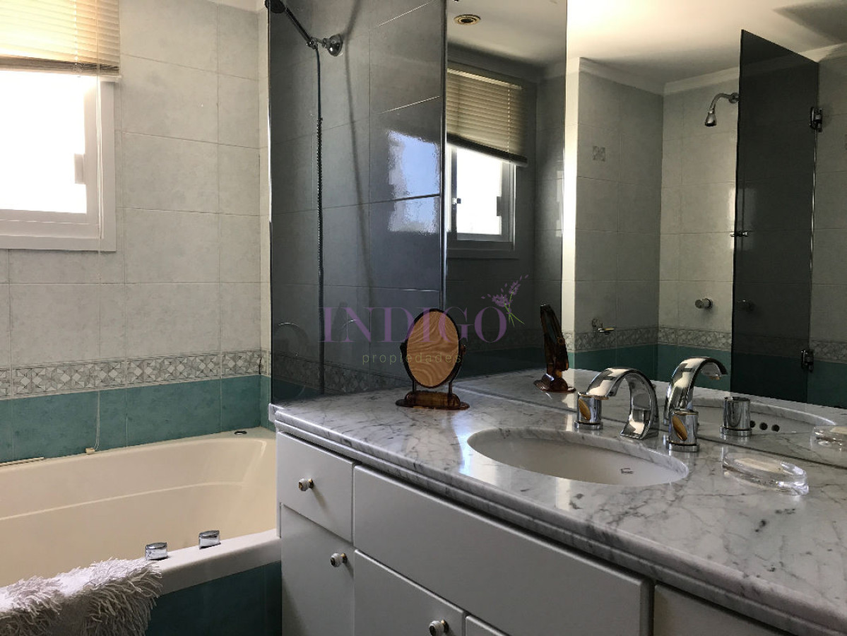 Apartamento Ref.153 - Importante departamento en Brava en venta y alquiler. 3 dormitorios .