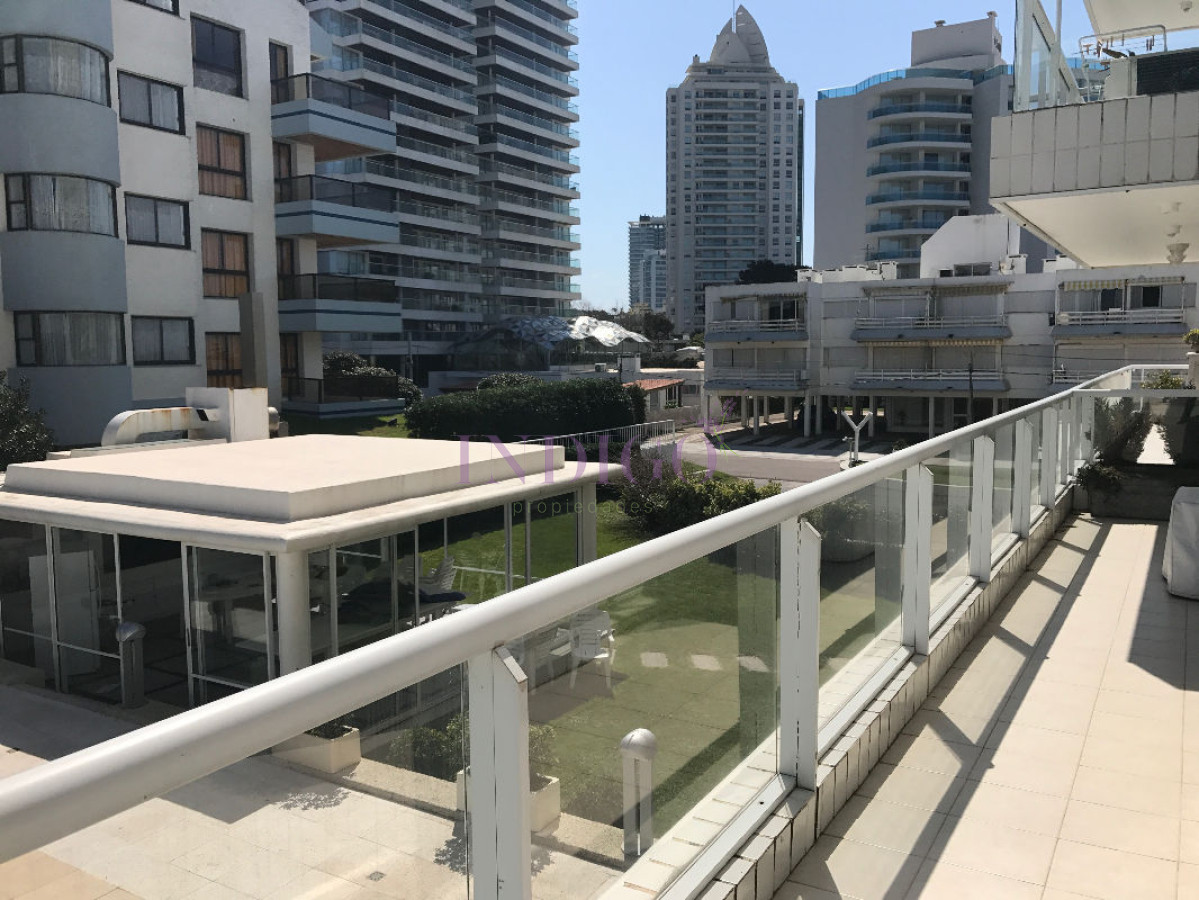 Apartamento Ref.153 - Importante departamento en Brava en venta y alquiler. 3 dormitorios .