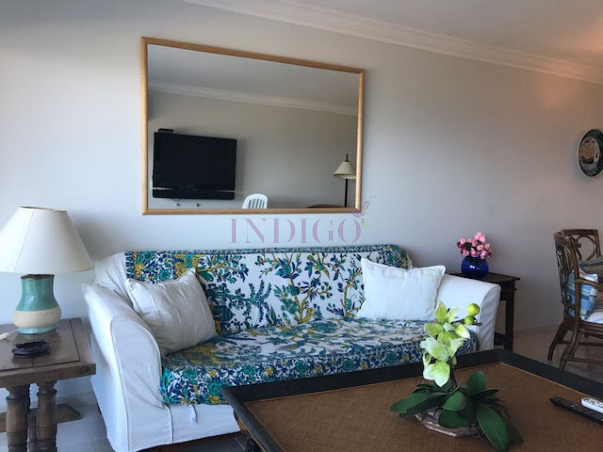 Apartamento Ref.154 - Muy buen departamento en alquiler en torre con todos los servicios frente al mar en playa  Mansa, 2 dormitorios .