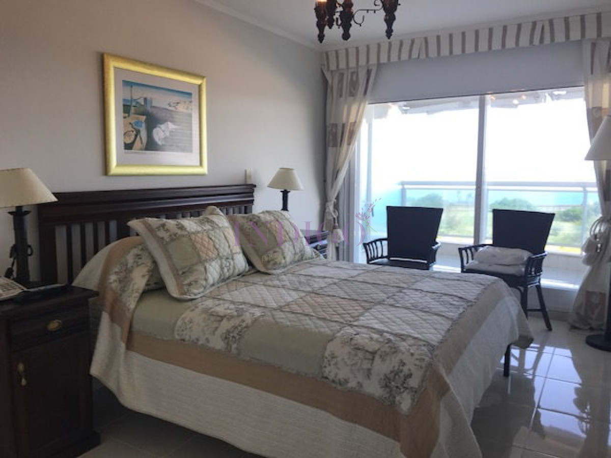 Apartamento Ref.154 - Muy buen departamento en alquiler en torre con todos los servicios frente al mar en playa  Mansa, 2 dormitorios .