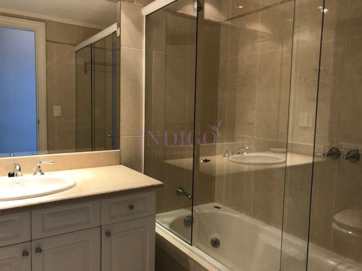 Apartamento Ref.154 - Muy buen departamento en alquiler en torre con todos los servicios frente al mar en playa  Mansa, 2 dormitorios .