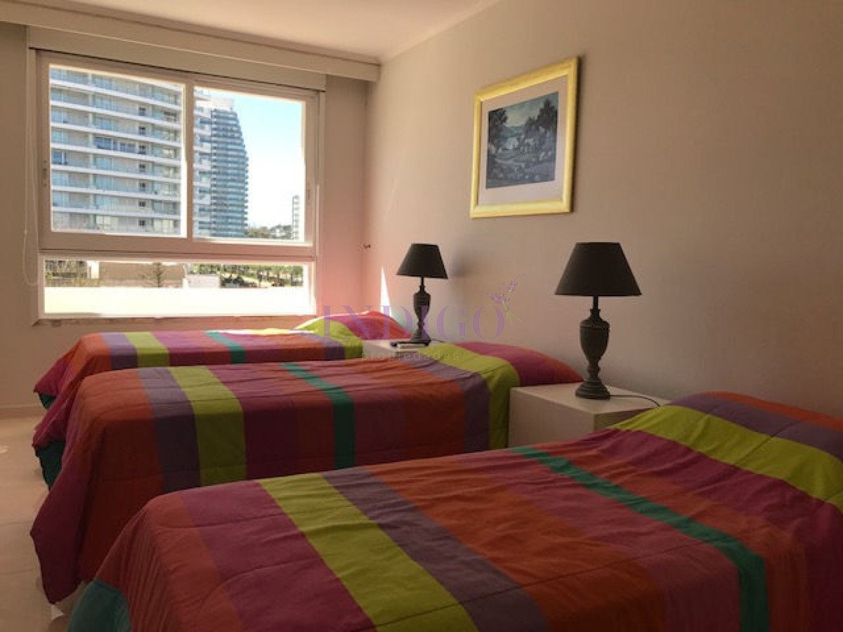 Apartamento Ref.154 - Muy buen departamento en alquiler en torre con todos los servicios frente al mar en playa  Mansa, 2 dormitorios .