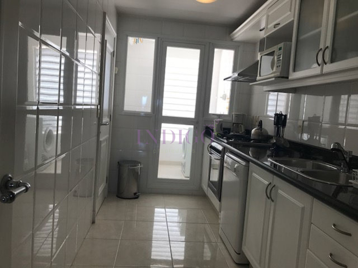 Apartamento Ref.154 - Muy buen departamento en alquiler en torre con todos los servicios frente al mar en playa  Mansa, 2 dormitorios .