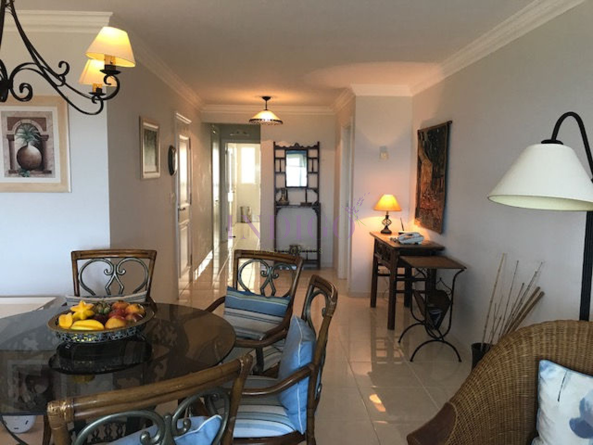 Apartamento Ref.154 - Muy buen departamento en alquiler en torre con todos los servicios frente al mar en playa  Mansa, 2 dormitorios .