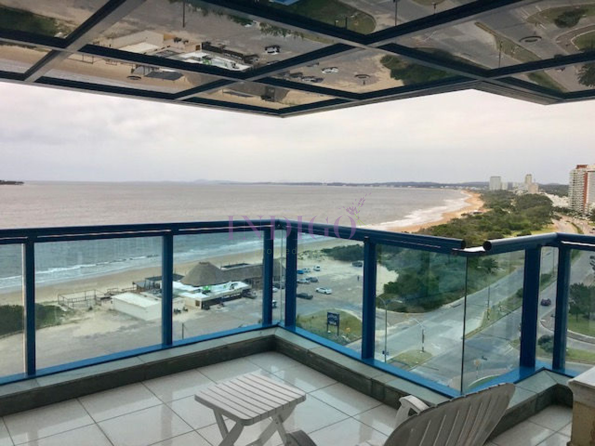 Apartamento Ref.207 - Departamento  esquinero en venta, en el edificio Beverly Tower 3 dormitorios mas servicio en torre de gran categoría.
