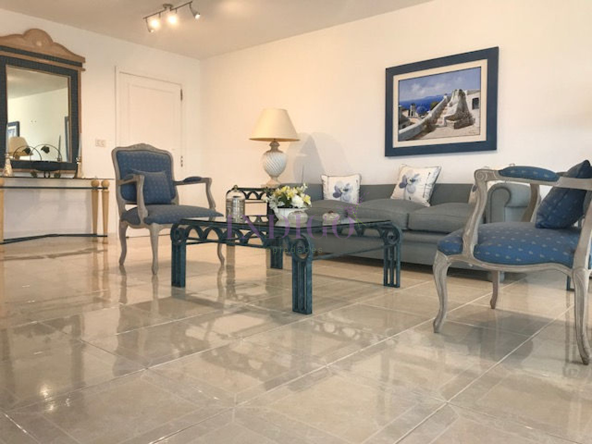 Apartamento Ref.207 - Departamento  esquinero en venta, en el edificio Beverly Tower 3 dormitorios mas servicio en torre de gran categoría.