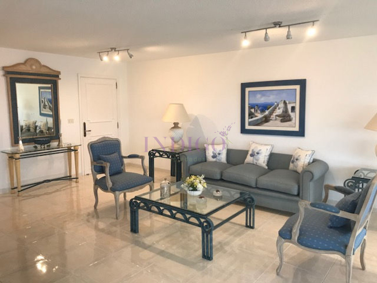 Apartamento Ref.207 - Departamento  esquinero en venta, en el edificio Beverly Tower 3 dormitorios mas servicio en torre de gran categoría.