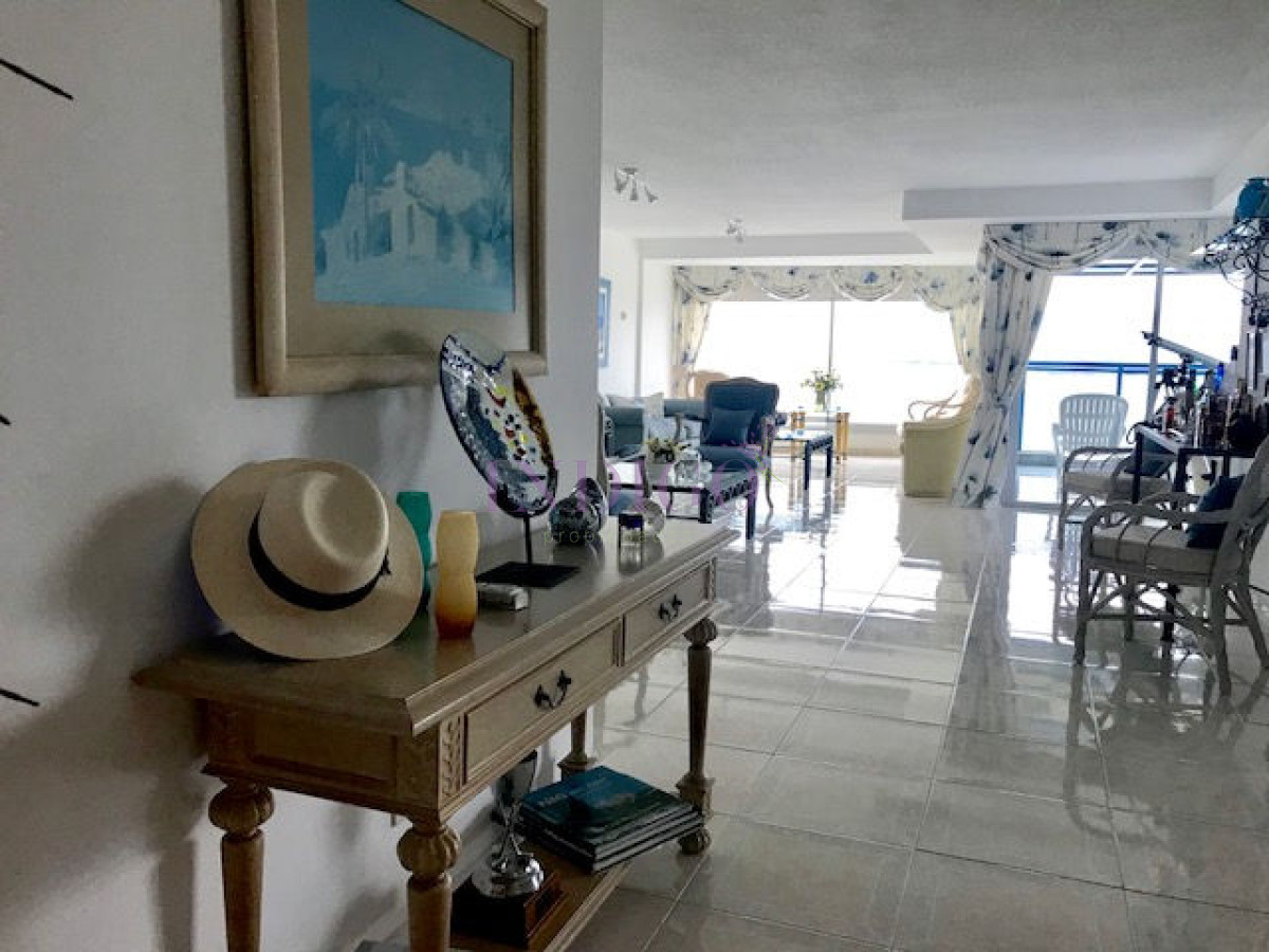 Apartamento Ref.207 - Departamento  esquinero en venta, en el edificio Beverly Tower 3 dormitorios mas servicio en torre de gran categoría.