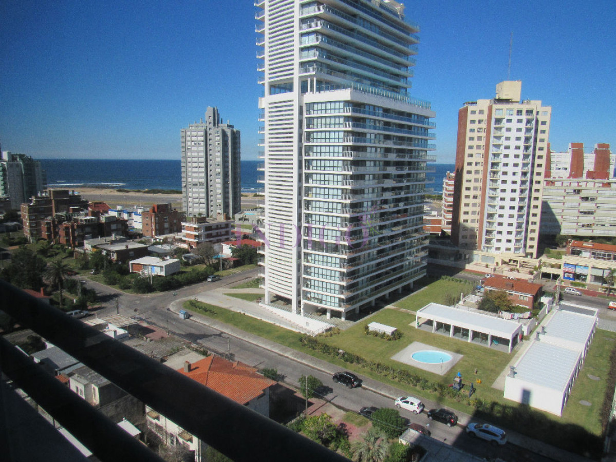 Apartamento Ref.29 - Departamento en alquiler sobre Avenida Francia a metros del Mar.