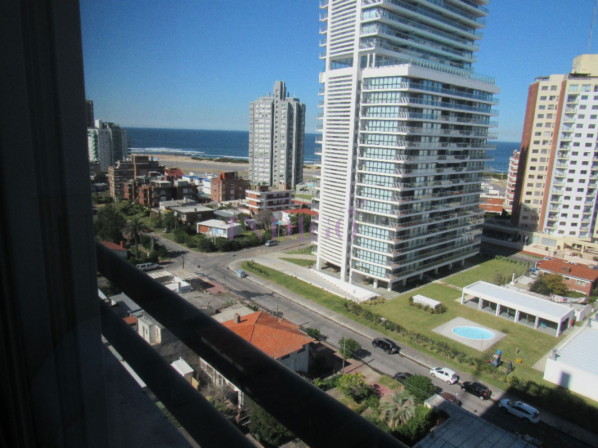 Apartamento Ref.29 - Departamento en alquiler sobre Avenida Francia a metros del Mar.