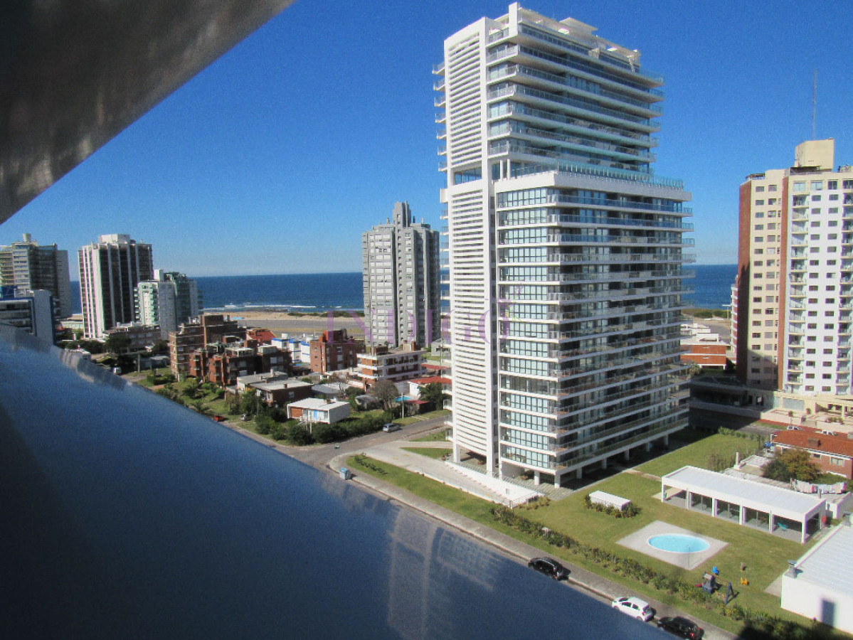 Apartamento Ref.29 - Departamento en alquiler sobre Avenida Francia a metros del Mar.