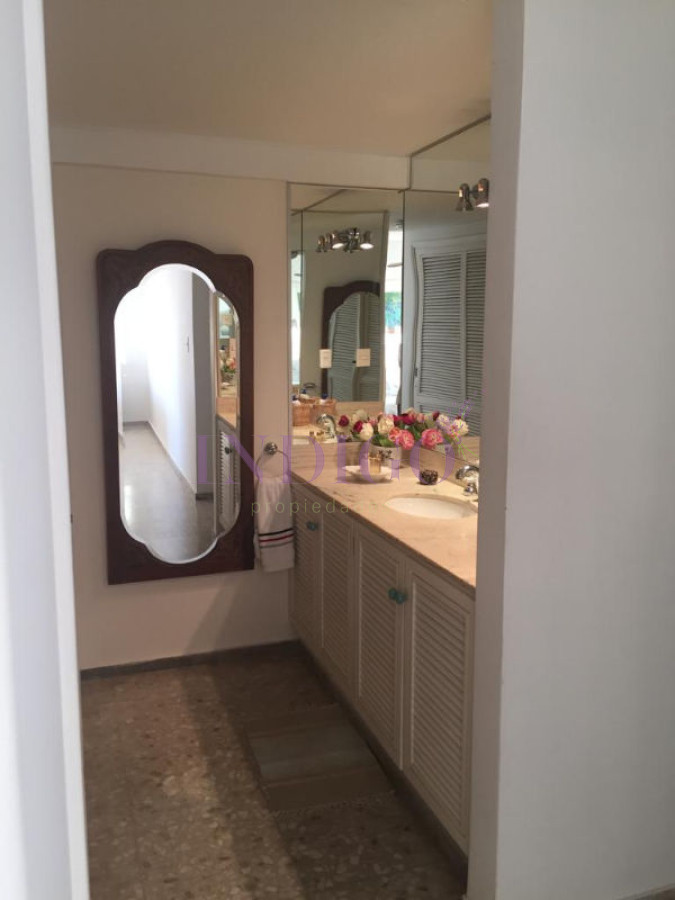 Apartamento Ref.382 - Departamento frente al mar en playa Mansa, 3 dormitorios .