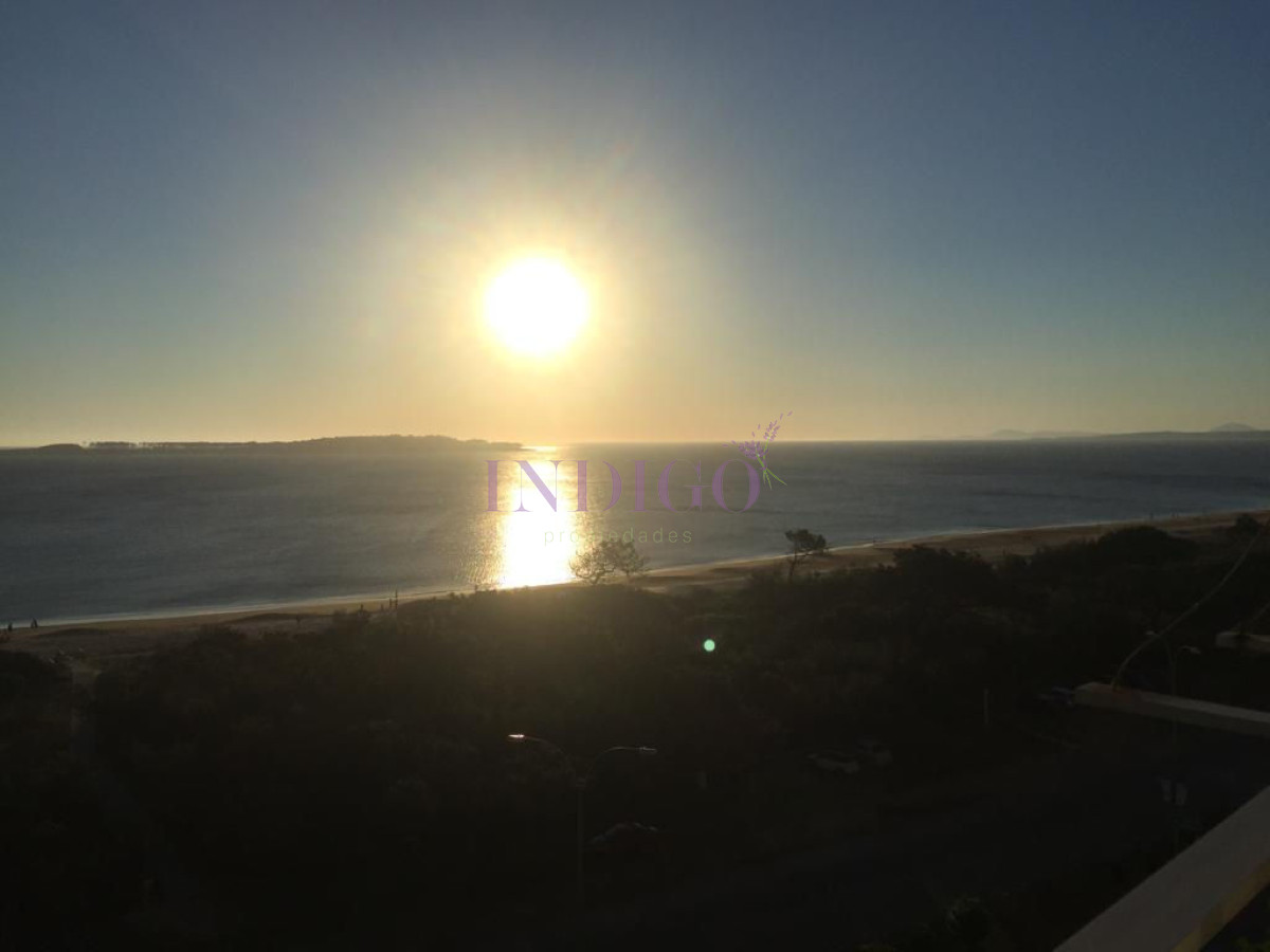 Apartamento Ref.382 - Departamento frente al mar en playa Mansa, 3 dormitorios .