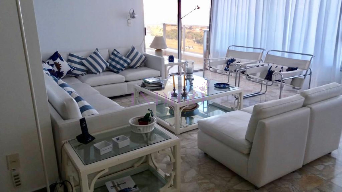 Apartamento Ref.382 - Departamento frente al mar en playa Mansa, 3 dormitorios .