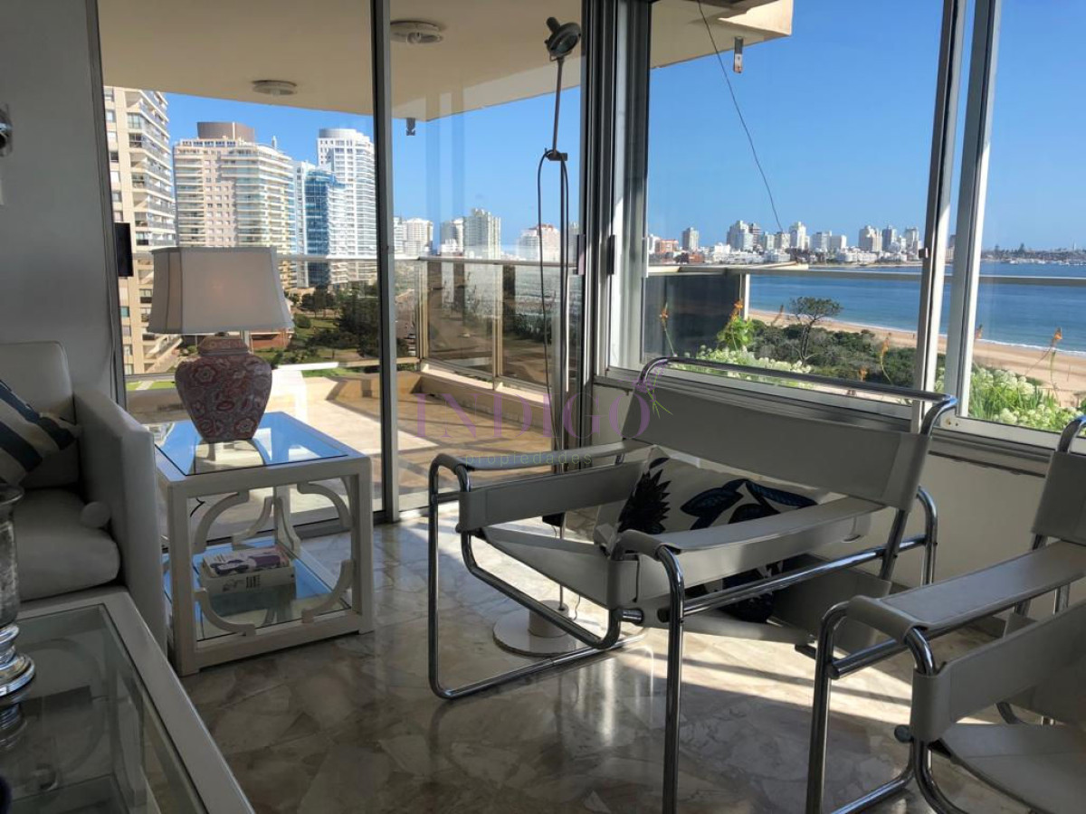 Apartamento Ref.382 - Departamento frente al mar en playa Mansa, 3 dormitorios .