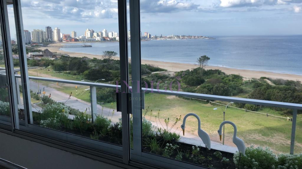 Apartamento Ref.382 - Departamento frente al mar en playa Mansa, 3 dormitorios .