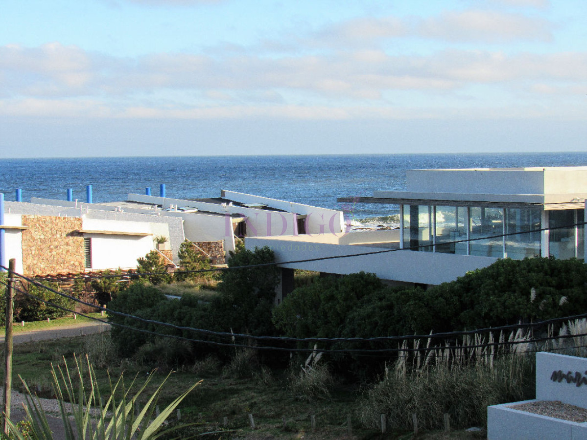 Apartamento Ref.78 -  Venta y alquiler sobre playa Montoya, 3 dormitorios mas amplio playroom.