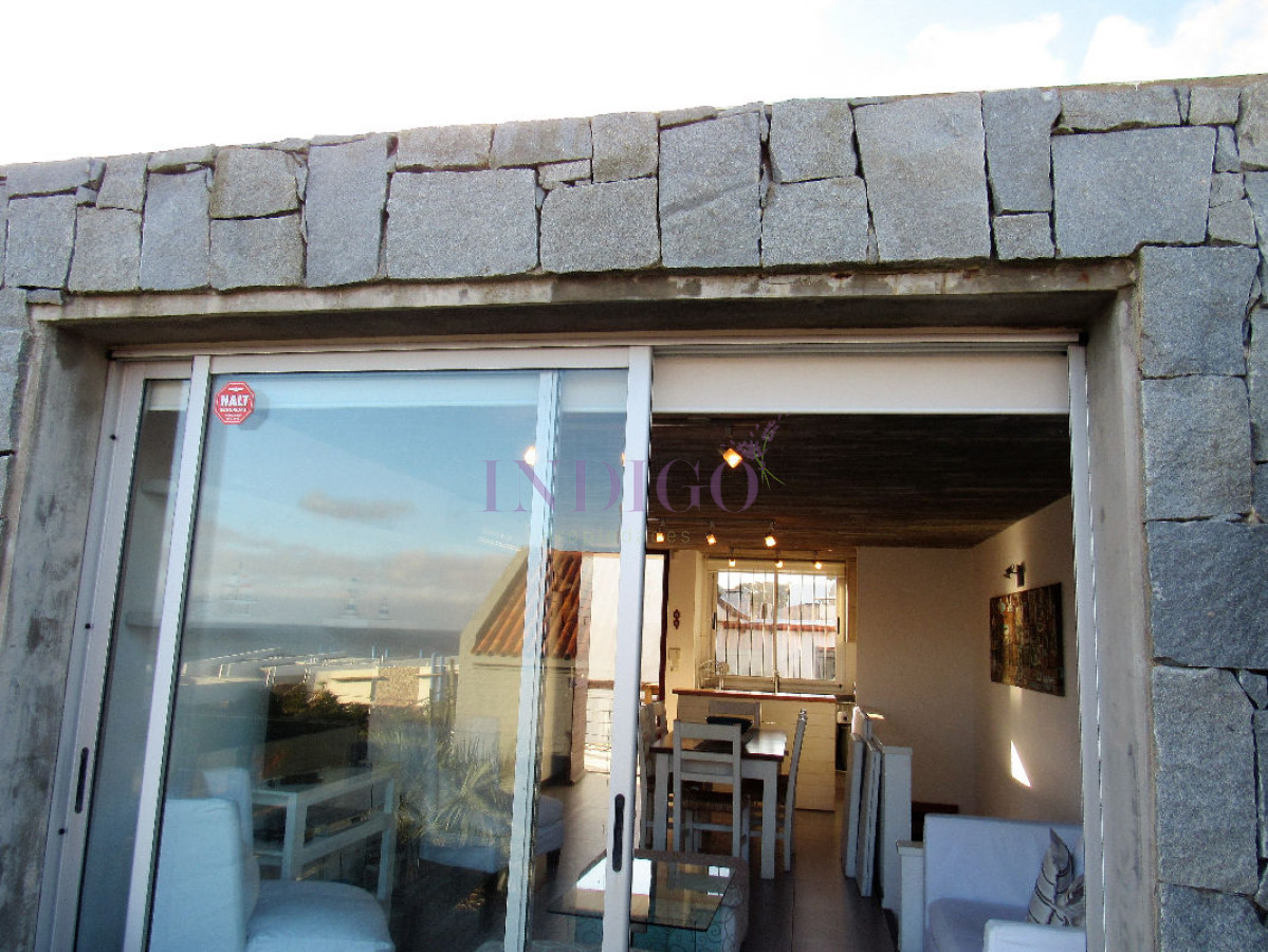 Apartamento Ref.78 -  Venta y alquiler sobre playa Montoya, 3 dormitorios mas amplio playroom.
