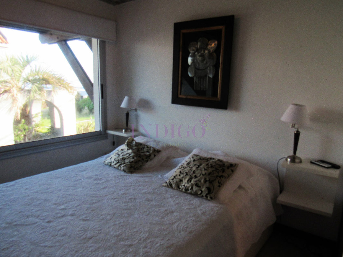 Apartamento Ref.78 -  Venta y alquiler sobre playa Montoya, 3 dormitorios mas amplio playroom.