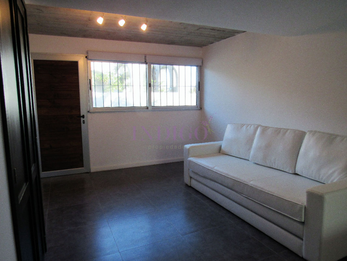 Apartamento Ref.78 -  Venta y alquiler sobre playa Montoya, 3 dormitorios mas amplio playroom.