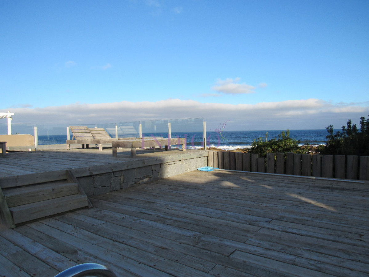 Apartamento Ref.78 -  Venta y alquiler sobre playa Montoya, 3 dormitorios mas amplio playroom.