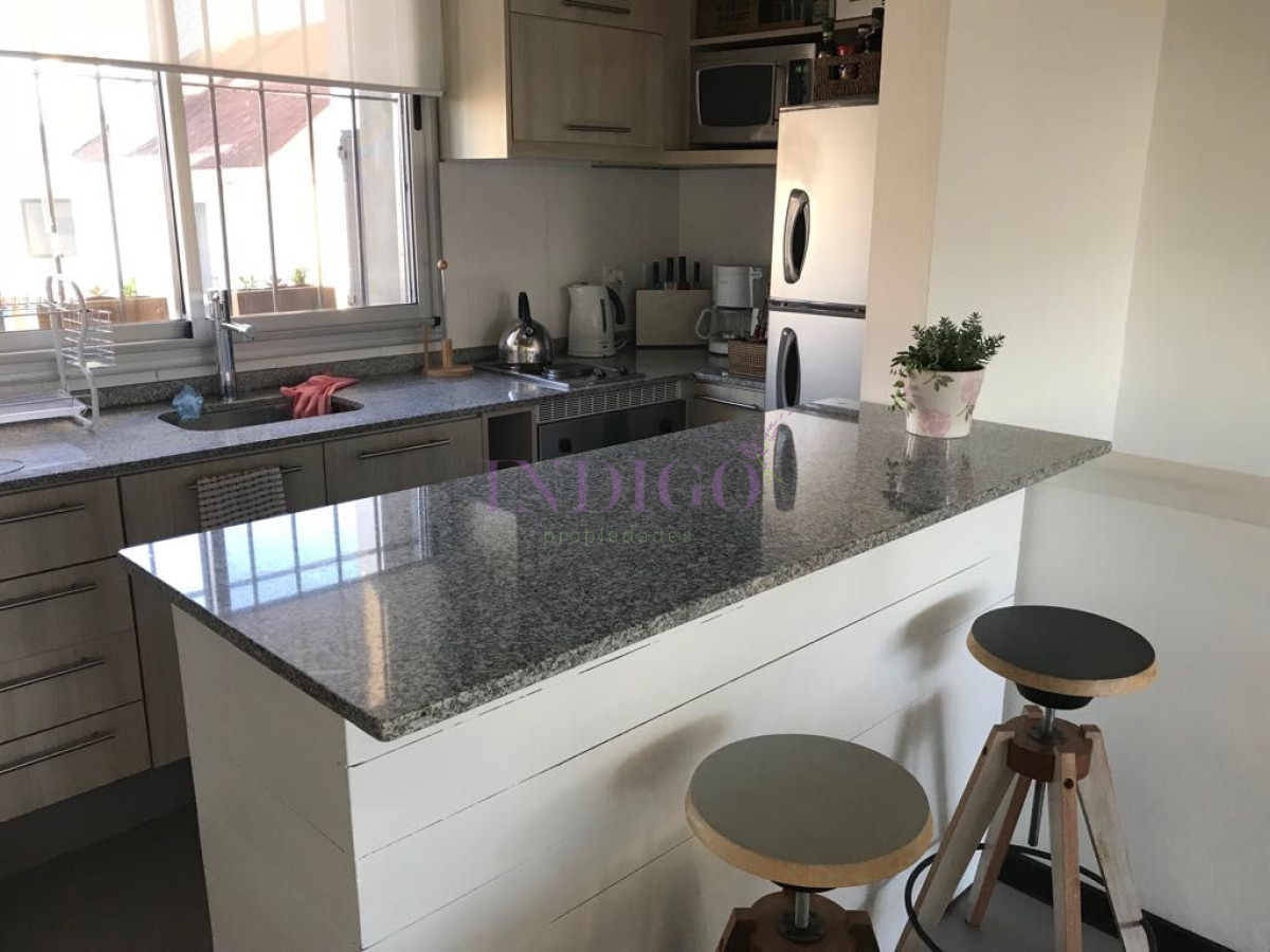 Apartamento Ref.78 -  Venta y alquiler sobre playa Montoya, 3 dormitorios mas amplio playroom.