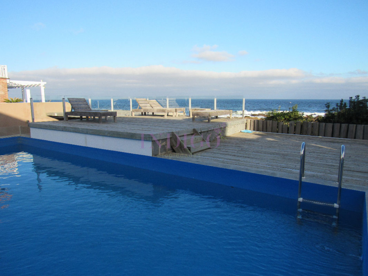 Apartamento Ref.78 -  Venta y alquiler sobre playa Montoya, 3 dormitorios mas amplio playroom.