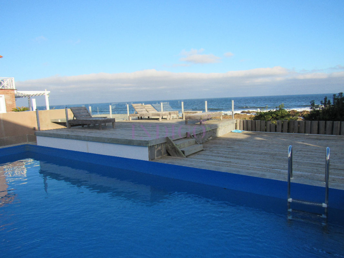 Apartamento Ref.78 -  Venta y alquiler sobre playa Montoya, 3 dormitorios mas amplio playroom.
