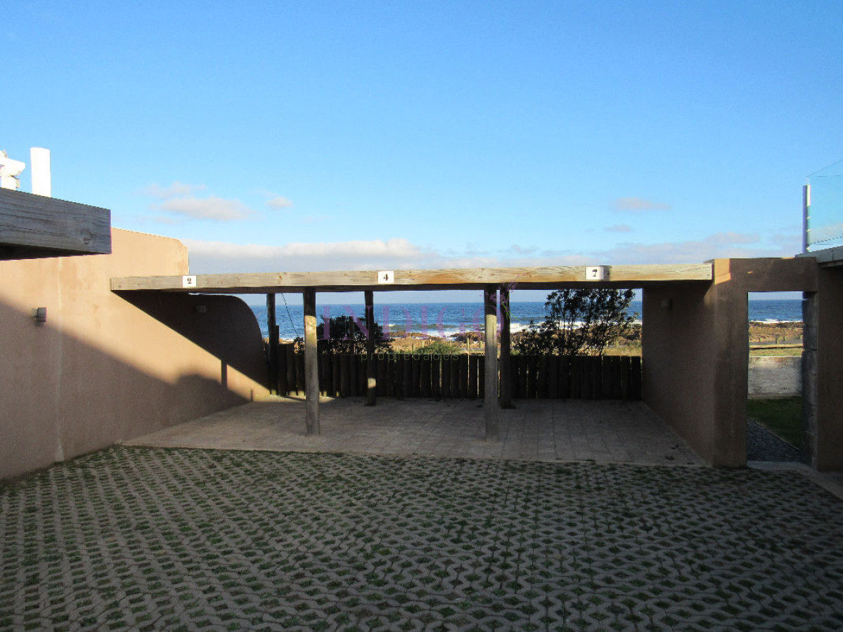 Apartamento Ref.78 -  Venta y alquiler sobre playa Montoya, 3 dormitorios mas amplio playroom.