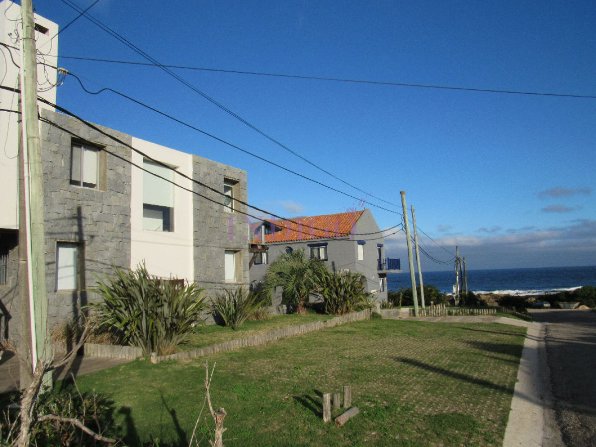 Apartamento Ref.78 -  Venta y alquiler sobre playa Montoya, 3 dormitorios mas amplio playroom.