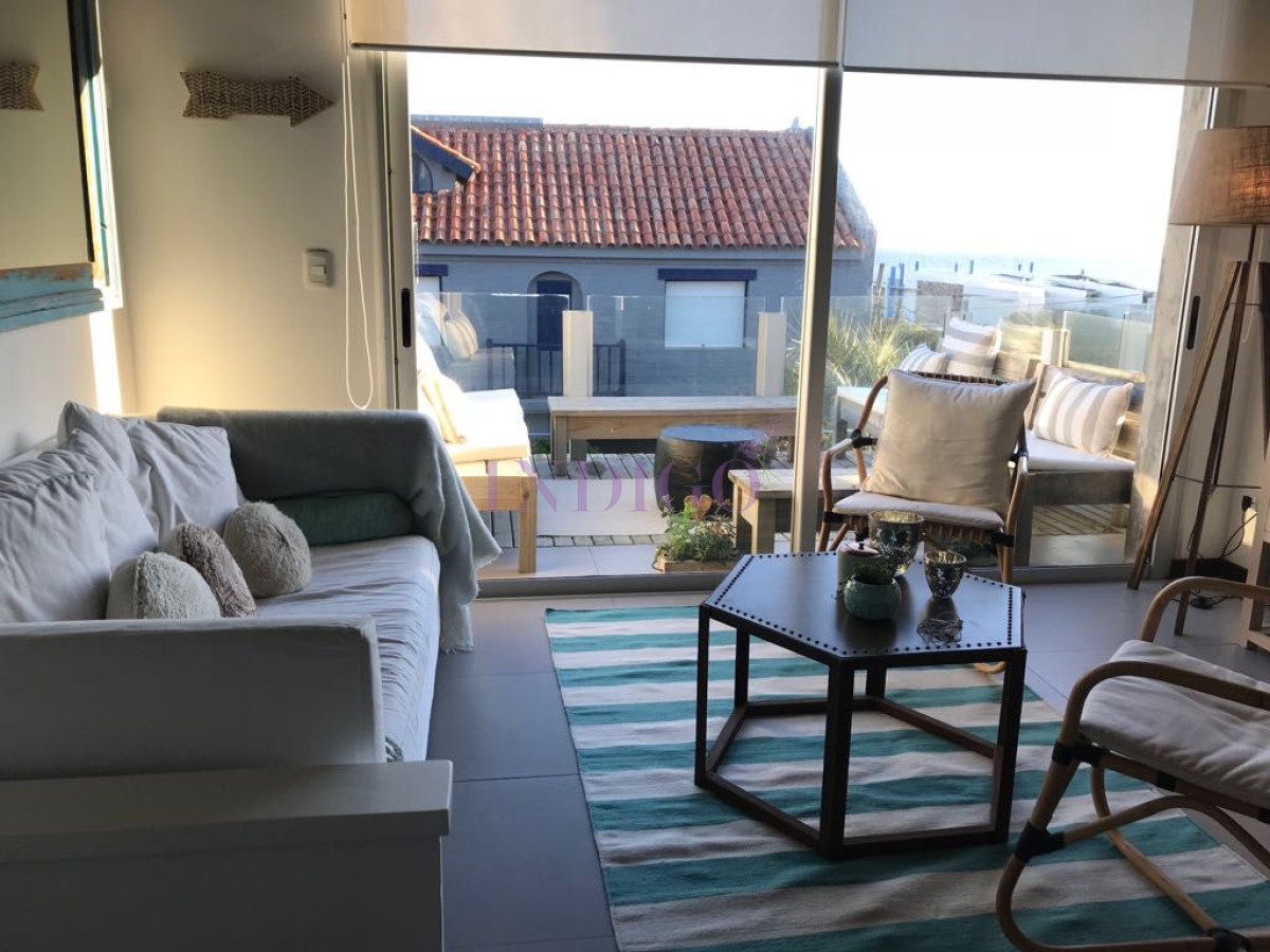 Apartamento Ref.78 -  Venta y alquiler sobre playa Montoya, 3 dormitorios mas amplio playroom.