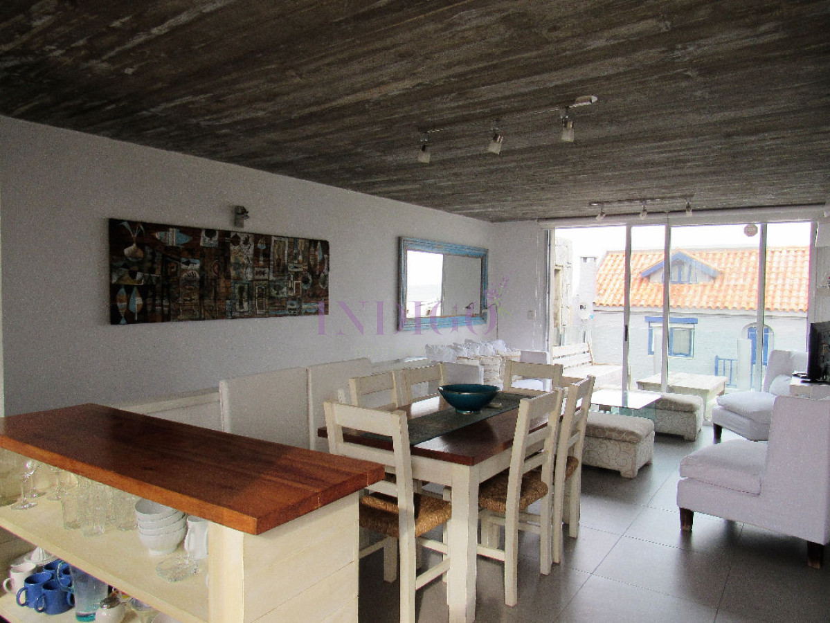 Apartamento Ref.78 -  Venta y alquiler sobre playa Montoya, 3 dormitorios mas amplio playroom.