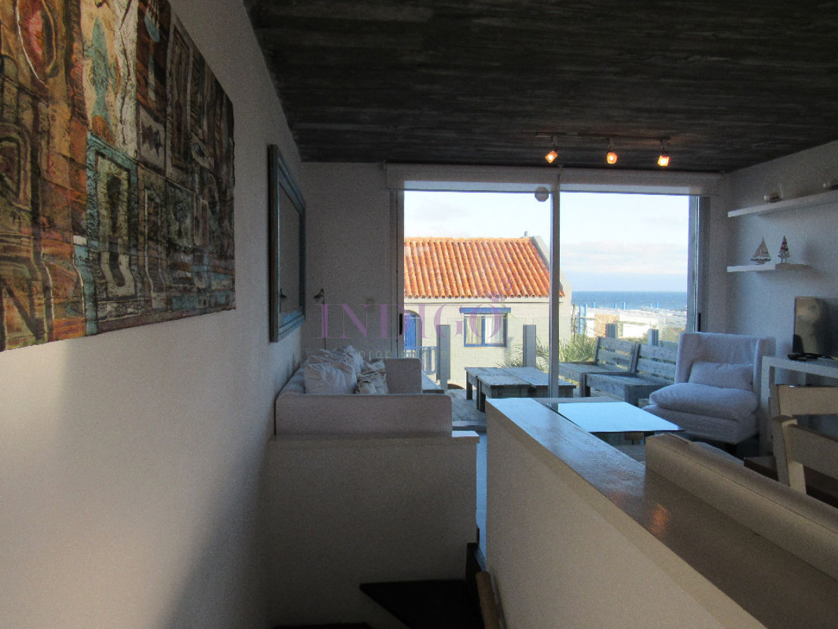Apartamento Ref.78 -  Venta y alquiler sobre playa Montoya, 3 dormitorios mas amplio playroom.