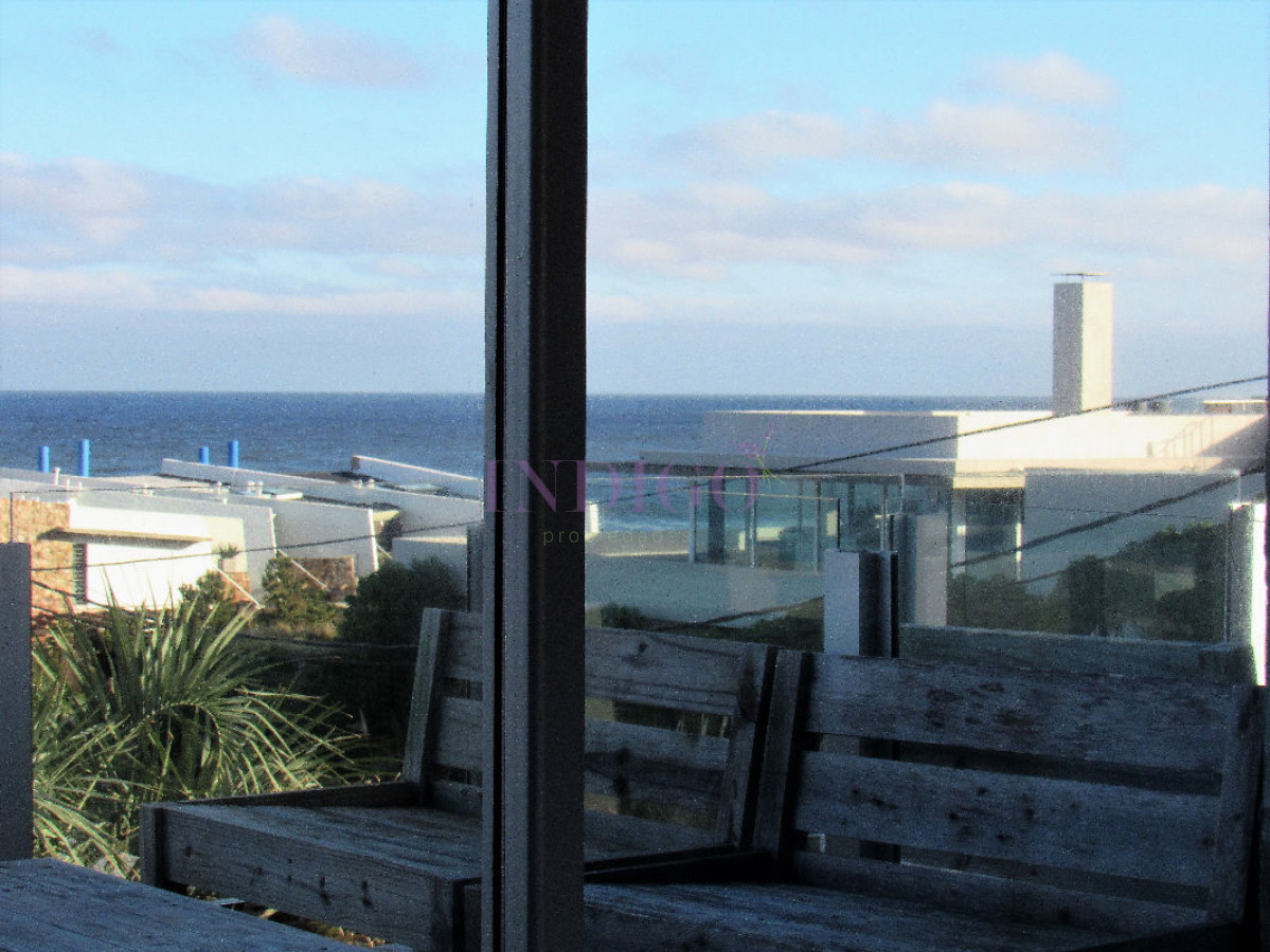 Apartamento Ref.78 -  Venta y alquiler sobre playa Montoya, 3 dormitorios mas amplio playroom.