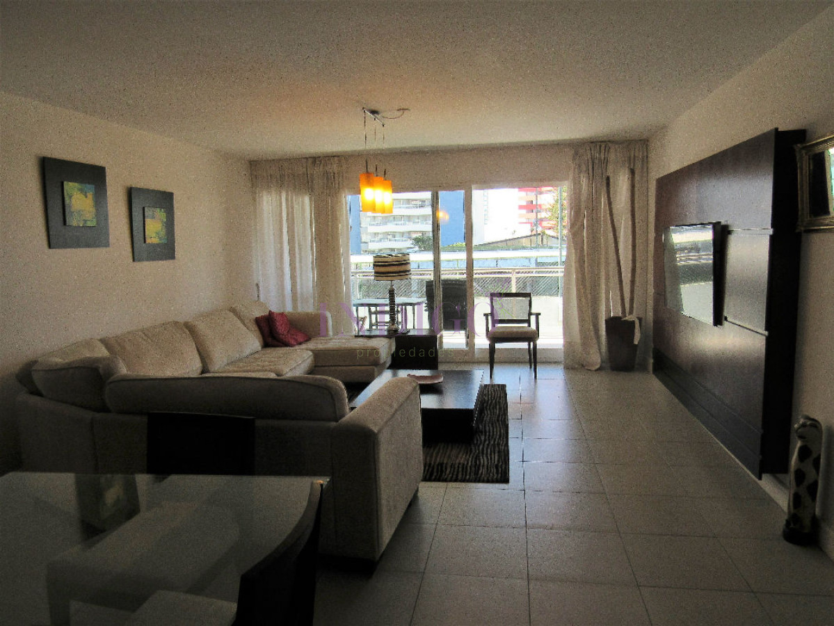 Apartamento Ref.9 - Departamento en venta y alquiler de 3 dormitorios con parrillero propio, 3 dormitorios .