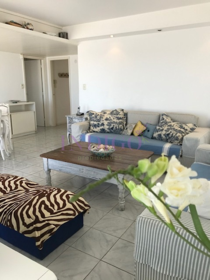 Apartamento Ref.506 - Alquiler frente al mar, 3 cuartos mas dependencia de servicio y parrillero.