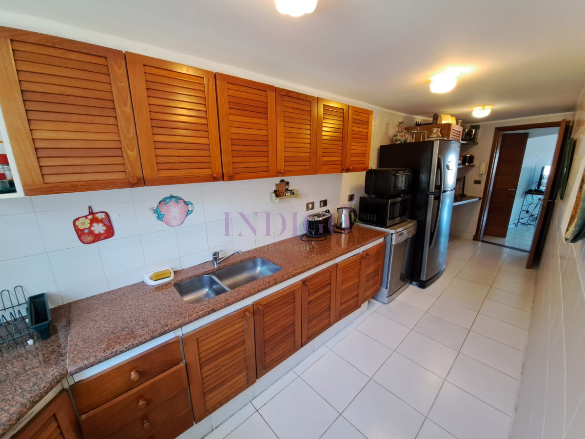 Apartamento Ref.220 - Departamento en venta y alquiler en Manantiales, 3 dormitorios mas dependencia de servicio.