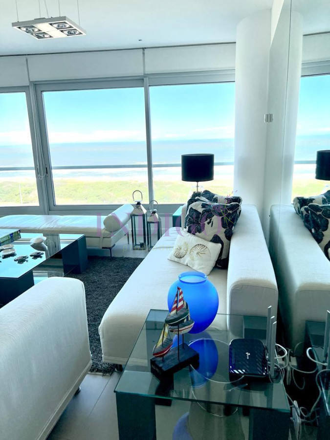 Apartamento Ref.116 - Torre Le Parc está ubicada en Rambla Lorenzo Batlle Pacheco y Av. Roosevelt, en primera línea frente al mar.