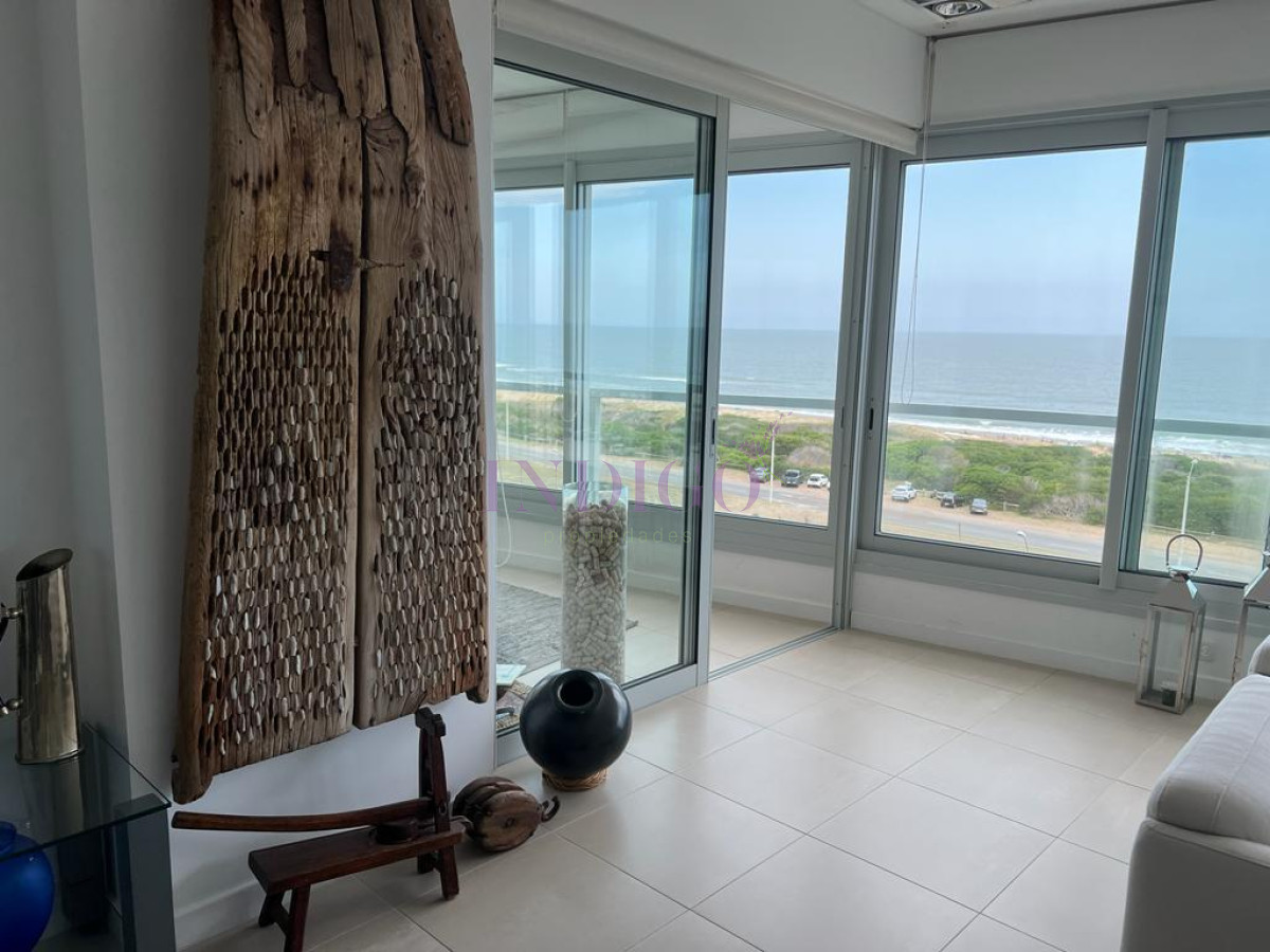 Apartamento Ref.116 - Torre Le Parc está ubicada en Rambla Lorenzo Batlle Pacheco y Av. Roosevelt, en primera línea frente al mar.