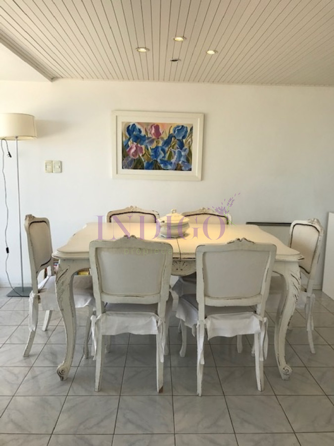 Apartamento Ref.506 - Alquiler frente al mar, 3 cuartos mas dependencia de servicio y parrillero.