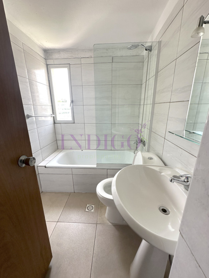 Apartamento Ref.809 - Apartamento con buena vista y ubicacion, muy luminoso, 3 dormitorios y 3 baño, piscina!