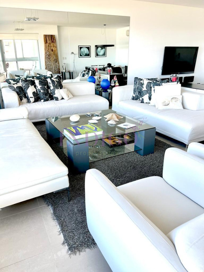 Apartamento Ref.116 - Torre Le Parc está ubicada en Rambla Lorenzo Batlle Pacheco y Av. Roosevelt, en primera línea frente al mar.